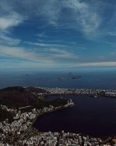 Gabrielle Prado Instagram - 📍Rio de Janeiro - 09.01.24: meu novo lar. “Gabi Prado saiu das redes sociais pq é mal agradecida”. Aqui virou terra sem lei, aqui as pessoas acham que só pq estão atrás de uma tela, elas tem o direito de te adoecer. as redes sociais me adoeceram e me levaram a um ponto crítico, onde minha vida não fazia mais sentido. ate quando milhões de seguidores faz sentido já que você perdeu o sentido da sua própria vida?! Eu tentava de todas as formas “ser feliz”, deixar pra lá, sabe. mas não consegui e entrei em um mundo de alerta e l0ucura. eu me perdi, cai, vivi algo MUITO MUITO MUITO triste, mas que eu fiz de tudo pra servir de lição. precisei do meu tempo, precisei entender e me entender pra que voltasse mais FORTE. bem, pelo tentar, né? É um direito meu de permanecer aqui, é um direito meu parar pra me reconectar e NÃO, não é um direito seu de tentar me “esvaziar”. Voltei, com um novo lar, com uma nova percepção e em paz. FELIZ DIA DE HOJE ✨ Rio de Janeiro, Rio de Janeiro