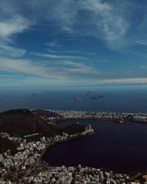 Gabrielle Prado Instagram - 📍Rio de Janeiro - 09.01.24: meu novo lar. 

“Gabi Prado saiu das redes sociais pq é mal agradecida”. 

Aqui virou terra sem lei, aqui as pessoas acham que só pq estão atrás de uma tela, elas tem o direito de te adoecer. as redes sociais me adoeceram e me levaram a um ponto crítico, onde minha vida não fazia mais sentido. ate quando milhões de seguidores faz sentido já que você perdeu o sentido da sua própria vida?! 

Eu tentava de todas as formas “ser feliz”, deixar pra lá, sabe. mas não consegui e entrei em um mundo de alerta e l0ucura. eu me perdi, cai, vivi algo MUITO MUITO MUITO triste, mas que eu fiz de tudo pra servir de lição. precisei do meu tempo, precisei entender e me entender pra que voltasse mais FORTE. bem, pelo tentar, né? 

É um direito meu de permanecer aqui, é um direito meu parar pra me reconectar e NÃO, não é um direito seu de tentar me “esvaziar”. 

Voltei, com um novo lar, com uma nova percepção e em paz.

FELIZ DIA DE HOJE ✨