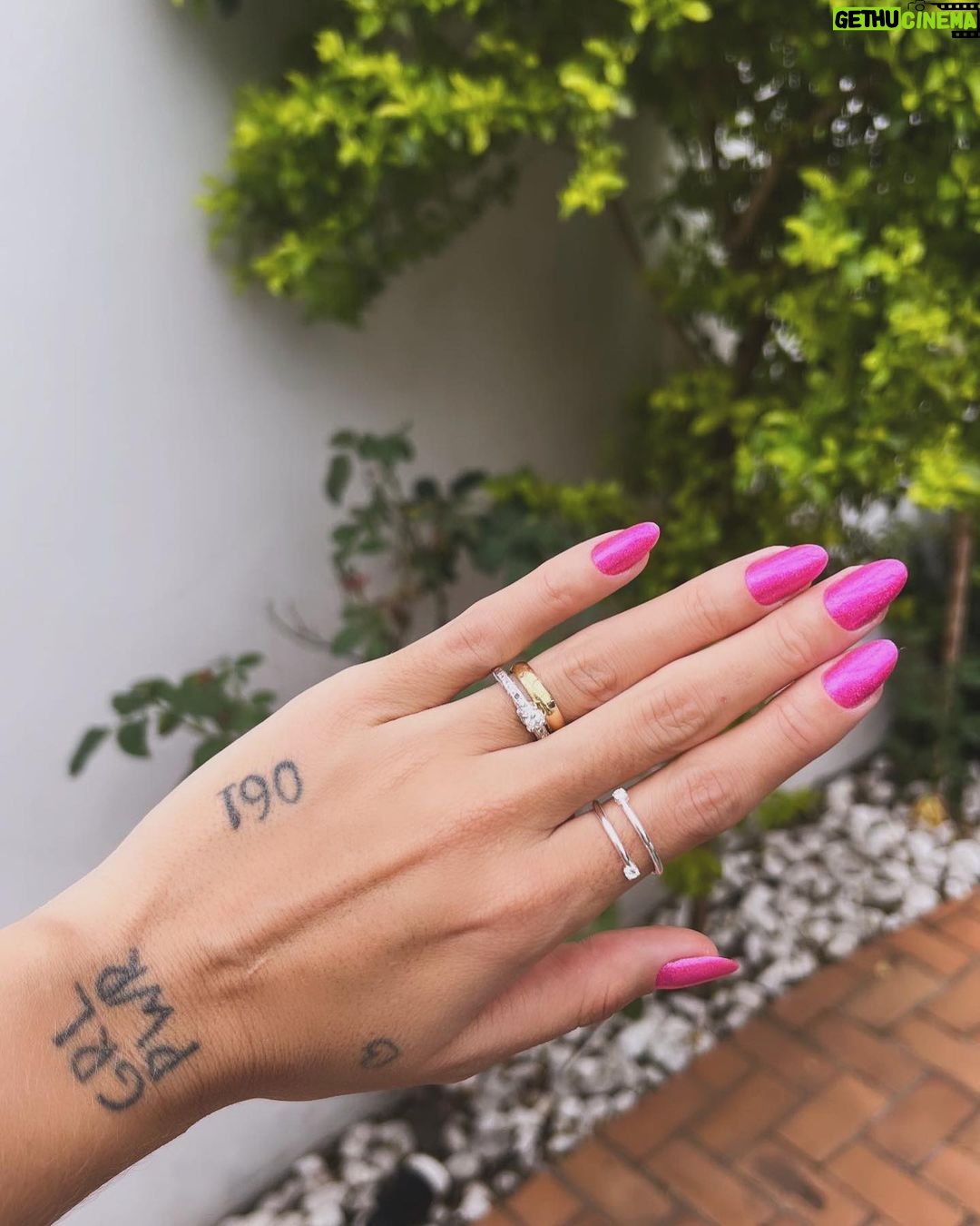 Gabrielle Prado Instagram - qual cor e estilo de unha você vai usar nesse fim de ano? 💅