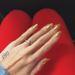 Gabrielle Prado Instagram - qual cor e estilo de unha você vai usar nesse fim de ano? 💅