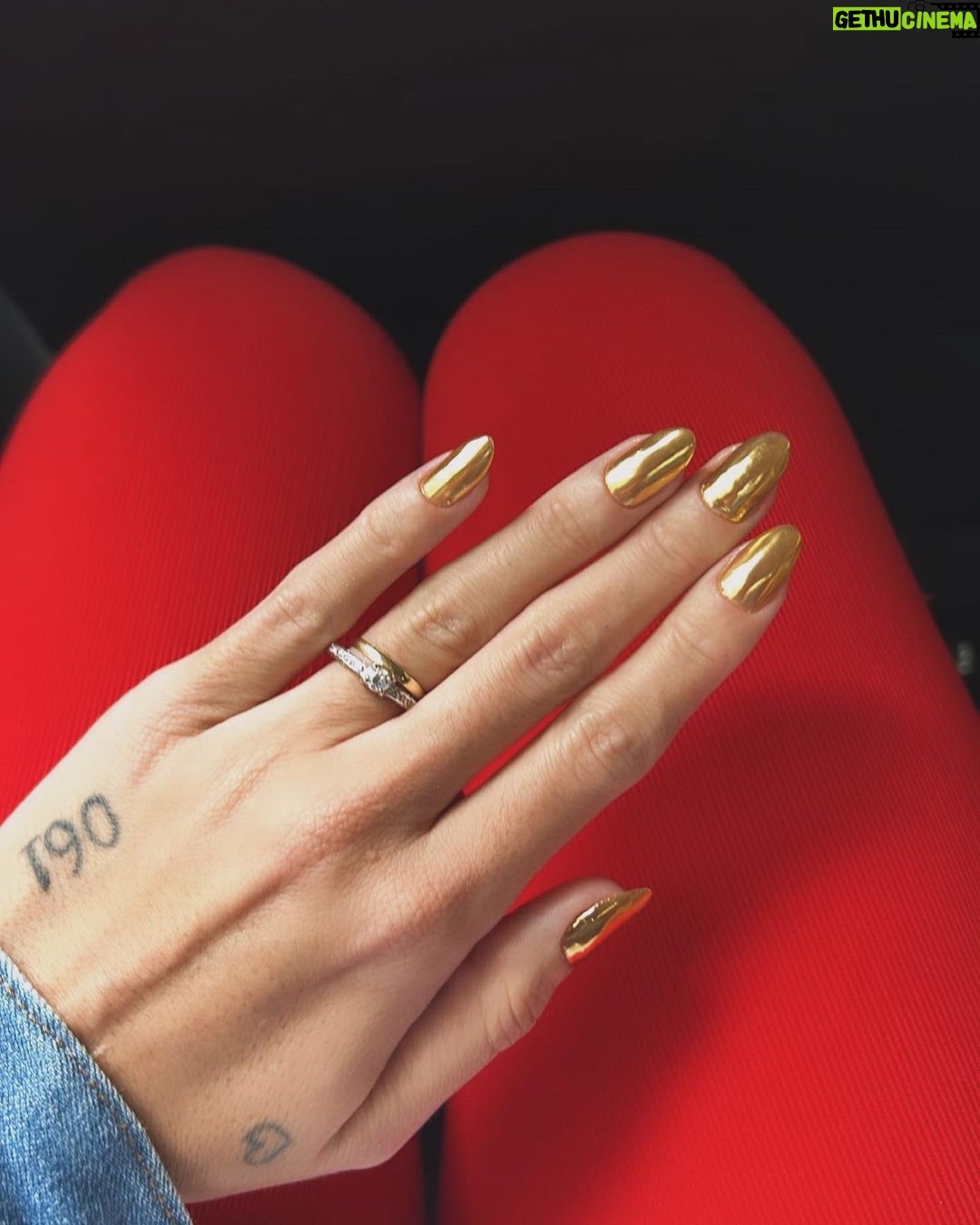 Gabrielle Prado Instagram - qual cor e estilo de unha você vai usar nesse fim de ano? 💅