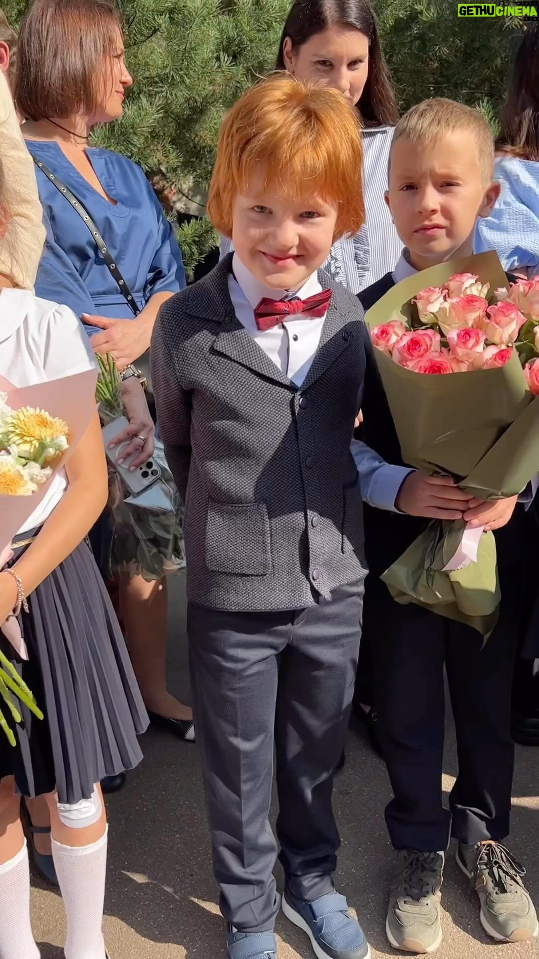 Galina Bob Instagram - Ни о чем не переживай, просто будь счастлив, наш второклашка Лёва ☺️❤️ У тебя вон какая поддержка💪🏻 Мы все тобой гордимся❤️ Всех с Днём Знаний! И с началом осени🍁🍁🍁🍁