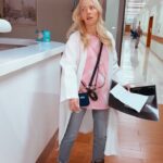 Galina Bob Instagram - Кто себя узнал,девочки?😆 Вот реально,мне кажется, все мамы такие… думаем о себе в последнюю очередь🥹Не досыпаем,не доедаем, не отдыхаем… Но это неправильно! Ведь, если у мамы нет сил и настроения,то ЭТО в первую очередь отражается на детях☝🏻 Поэтому,Мамы, не забывайте и не забИвайте. Хотя бы раз в год ходите к врачам,даже если у вас ничего не болит, проверьтесь, убедитесь, что всё хорошо🙏 Тем более,что сейчас есть чек-апы,когда за 2-3 дня вас обследуют с головы до кончиков пальцев. Необязательно ложиться в стационар(как мы),можно приезжать утром,а вечером уезжать-такой вариант гораздо дешевле. Всё по возможностям,но здоровье-это первое о чём нужно подумать! Я вот уже второй раз делала чек-ап. И даже Серёгу уговорила,хотя у него всегда «всё нормально»😂Мужчины,они все такие,мне кажется🙈 И круто,что у нас получилось повторить чек-ап спустя 2,5 года в той же больнице,что и первый раз,ведь важно отслеживать динамику🙏 За трое суток нам на двоих провели около 50 обследований/осмотров,еще и анализов сдали на всё что можно🤪 Спасибо всем вам, кто смотрел мои сторис и поддерживал нас🙏 я старалась на позитиве рассказывать всё как было 😃 Хотя подготовка к моей первой колоно- мне далась очень нелегко😰 Врачи все прекрасные, видно,что с огромным опытом и настоящие профессионалы! Спасибо им огромное🥰 В общем,девчонки, если кто-то из вас читает этот пост и давно откладывал заботу о себе в дальний ящик- воспримите этот пост как знак! Пора! Если доверяете мне,то я от души рекомендую ЦКБ,по адресу ул. Маршала Тимошенко, 15 В сторис оставляла ссылку на их телеграм канал(kremlinmedicine),с советами и лайфхаками от лучших врачей ЦКБ. Там же можно узнать все подробности о возможных чекапах ☺️ Всем желаю здоровья ❤️