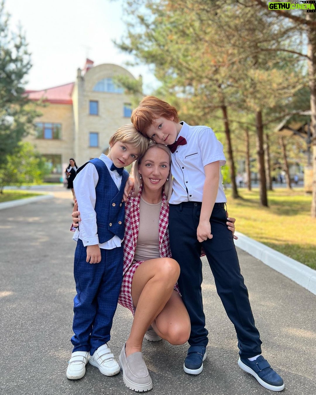 Galina Bob Instagram - Знаю, знаю, понимаю, что ленту сегодня заполонили белые бантики, белые рубашечки и,цветы,цветы,цветыыыыы…🤪🤪🤪 Ну а как я могу не поделиться с вами этими снимками 😍 Как вам?Даже бабуля поехала с нами,хотя не очень хорошо себя чувствовала🙏🏼 А вы кого сегодня водили на линейку?😊