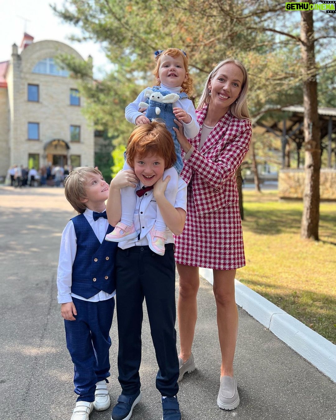 Galina Bob Instagram - Знаю, знаю, понимаю, что ленту сегодня заполонили белые бантики, белые рубашечки и,цветы,цветы,цветыыыыы…🤪🤪🤪 Ну а как я могу не поделиться с вами этими снимками 😍 Как вам?Даже бабуля поехала с нами,хотя не очень хорошо себя чувствовала🙏🏼 А вы кого сегодня водили на линейку?😊