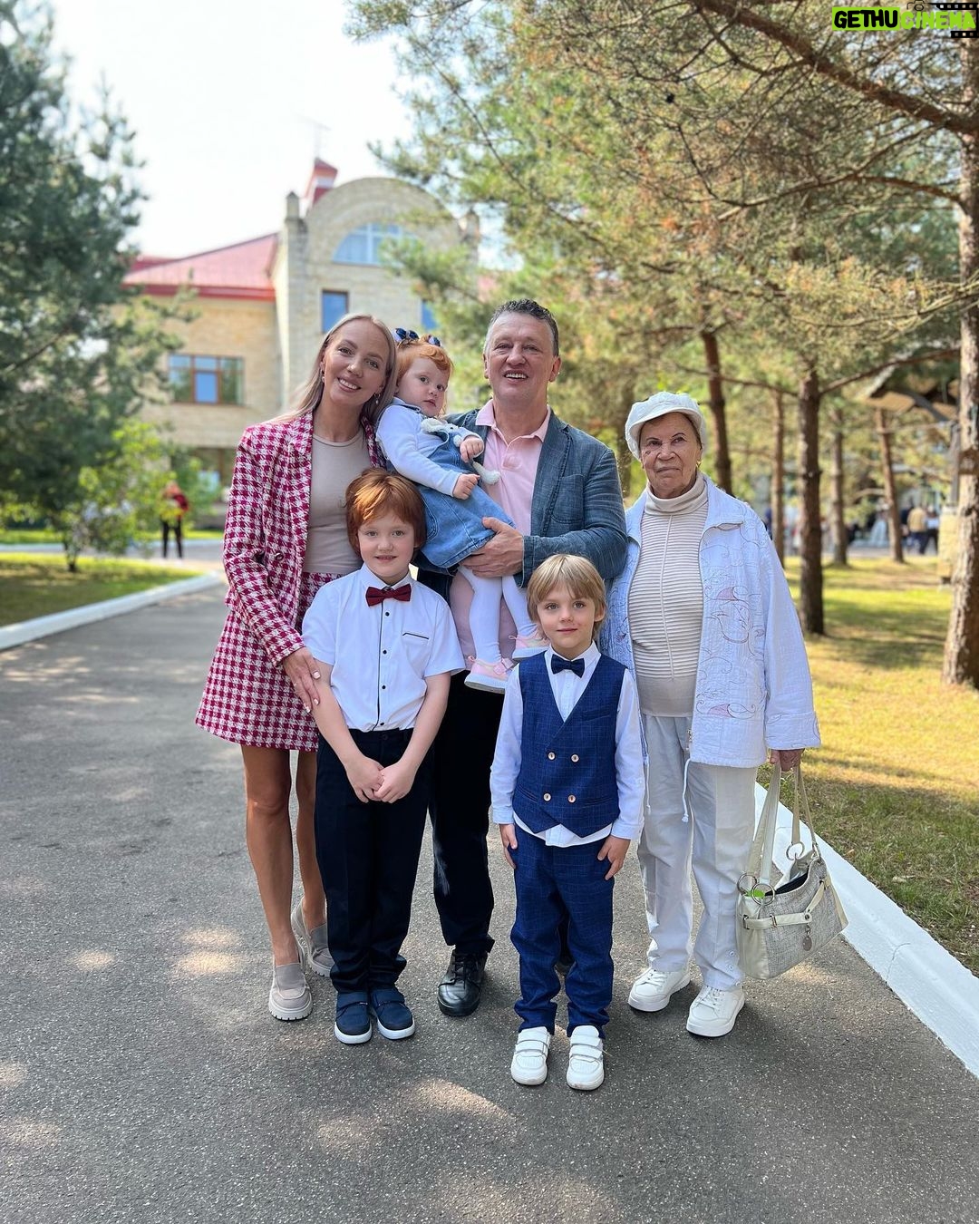 Galina Bob Instagram - Знаю, знаю, понимаю, что ленту сегодня заполонили белые бантики, белые рубашечки и,цветы,цветы,цветыыыыы…🤪🤪🤪 Ну а как я могу не поделиться с вами этими снимками 😍 Как вам?Даже бабуля поехала с нами,хотя не очень хорошо себя чувствовала🙏🏼 А вы кого сегодня водили на линейку?😊