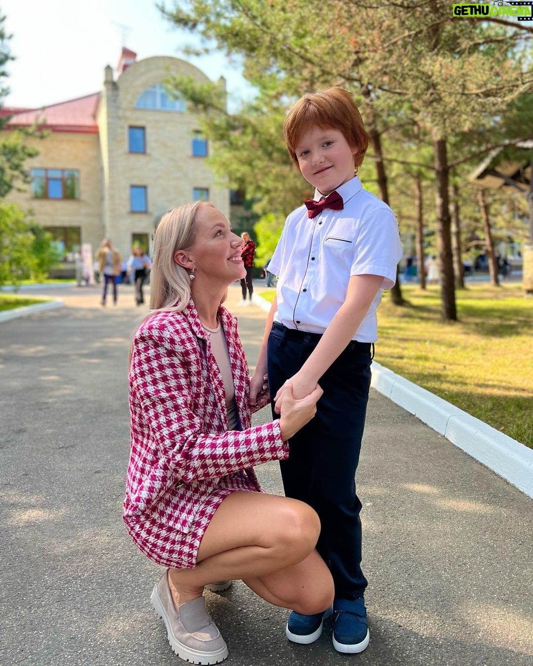 Galina Bob Instagram - Знаю, знаю, понимаю, что ленту сегодня заполонили белые бантики, белые рубашечки и,цветы,цветы,цветыыыыы…🤪🤪🤪 Ну а как я могу не поделиться с вами этими снимками 😍 Как вам?Даже бабуля поехала с нами,хотя не очень хорошо себя чувствовала🙏🏼 А вы кого сегодня водили на линейку?😊