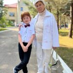Galina Bob Instagram - Знаю, знаю, понимаю, что ленту сегодня заполонили белые бантики, белые рубашечки и,цветы,цветы,цветыыыыы…🤪🤪🤪 Ну а как я могу не поделиться с вами этими снимками 😍 Как вам?Даже бабуля поехала с нами,хотя не очень хорошо себя чувствовала🙏🏼 А вы кого сегодня водили на линейку?😊