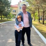 Galina Bob Instagram - Знаю, знаю, понимаю, что ленту сегодня заполонили белые бантики, белые рубашечки и,цветы,цветы,цветыыыыы…🤪🤪🤪 Ну а как я могу не поделиться с вами этими снимками 😍 Как вам?Даже бабуля поехала с нами,хотя не очень хорошо себя чувствовала🙏🏼 А вы кого сегодня водили на линейку?😊