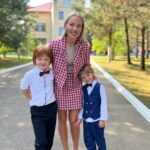 Galina Bob Instagram - Знаю, знаю, понимаю, что ленту сегодня заполонили белые бантики, белые рубашечки и,цветы,цветы,цветыыыыы…🤪🤪🤪 Ну а как я могу не поделиться с вами этими снимками 😍 Как вам?Даже бабуля поехала с нами,хотя не очень хорошо себя чувствовала🙏🏼 А вы кого сегодня водили на линейку?😊