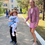 Galina Bob Instagram - Знаю, знаю, понимаю, что ленту сегодня заполонили белые бантики, белые рубашечки и,цветы,цветы,цветыыыыы…🤪🤪🤪 Ну а как я могу не поделиться с вами этими снимками 😍 Как вам?Даже бабуля поехала с нами,хотя не очень хорошо себя чувствовала🙏🏼 А вы кого сегодня водили на линейку?😊