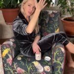Galina Bob Instagram - Три вида абразивных компонентов скраба Миксит помогли найти мне 4 прошлогодних загара, куртку Димки и главное мою молодость и нежность 😅 А аромат кокоса - расслабляет и восстанавливает 😍 Aртикул на Wildberries 152087679