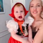 Galina Bob Instagram - К нам пришёл Дед Мороз Будем веселиться, Будем петь и плясать, С музыкой кружиться😍 Деду Морозу Маргоша так и не рассказала стишок,потому что засмущалась,а вот папе повезло❤️ С наступившим 2023 годом вас всех! Спасибо каждому из вас за поддержку, она мне помогала в трудные минуты🙏🏼 Очень ценю и дорожу вами, мои чудесные подписчики❤️❤️❤️❤️❤️❤️❤️❤️❤️❤️❤️❤️