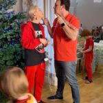 Galina Bob Instagram - 7 лет назад у нас появилась традиция-наряжать ёлочку всей семьёй😍 Только 7 лет назад нас было трое😛Серёня, я и Лёвка, а теперь… вот☺️ И по традиции, звезду ставит в самом конце самый маленький человечек🤪 Маргаритка справилась отлично🙏🏼Красивая ёлочка получилась?😍