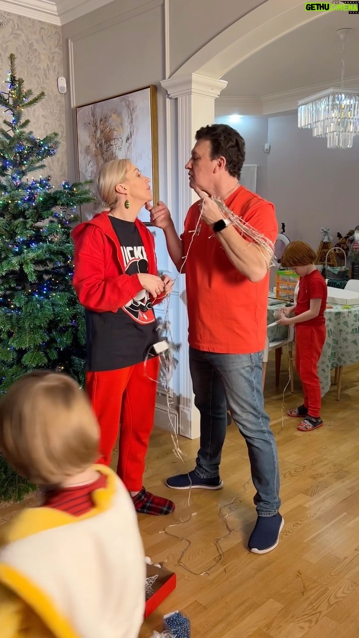 Galina Bob Instagram - 7 лет назад у нас появилась традиция-наряжать ёлочку всей семьёй😍 Только 7 лет назад нас было трое😛Серёня, я и Лёвка, а теперь… вот☺️ И по традиции, звезду ставит в самом конце самый маленький человечек🤪 Маргаритка справилась отлично🙏🏼Красивая ёлочка получилась?😍