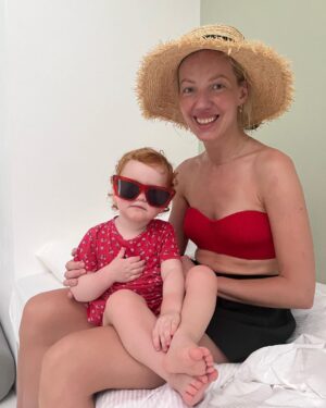 Galina Bob Instagram - Этой карапулине сегодня 1 год и 11 месяцев☺️😍❤️ Я не могу смотреть и слушать её, не открыв рта🤪🤪🤪Она удивляет меня каждую минуту! Наш движок, наш крабик, наша булочка, наша ватрушечка, наш птенчик, наш  маленький гений❤️❤️❤️❤️❤️❤️❤️❤️❤️❤️❤️❤️