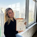 Giovanna Chaves Instagram - Afinal, O que são 2 meses? Eu pensei que ia demorar, mas passou tão rápido e mesmo assim vivi tanta coisa. Antes de vir para Dubai fiquei pensando se seria uma boa ideia, recebi muitos questionamentos, até de amigos próximos “pq Dubai?” As pessoas costumam julgar, sem conhecer. Eu escolhi aqui, pq de fato tem a melhor escola de inglês @es_dubai com uma infraestrutura bizarra, que não ia encontrar em outro lugar! E além de tudo, uma imersão cultural, todos os dias eu conheci pessoas de algum lugar do mundo. Conversei com italianos, franceses, japoneses, indianos, australianos, dinamarquês, russo, tailandês e ++! Me diz, em qual lugar do mundo eu ia conseguir vivenciar isso ? Sou grata por ter vivido tudo isso, por ter me desafiado, e sair da minha zona de conforto por 2 meses! Para quem acha que Dubai é só ostentação, se engana, aqui tem muita coisa acessível e legal para se fazer! Eu ainda estou no nível básico de inglês, tenho muito o que melhorar, quero aprender, estudar e quem sabe poder até trabalhar em uma nova língua. Fechei meu intercâmbio com a @nci.intercambio em duas partes, 2 meses em Dubai e agora +1 mês em Galway! Acompanhem meus stories para vivenciar isso comigo. Ps: deixei o link para vocês que se interessarem em fazer intercâmbio, fecharem com eles também! Eles são uma agência boutique, você personaliza o seu intercâmbio dos sonhos e ainda eles tem um tratamento individual para cada aluno.