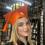 Giovanna Chaves Instagram - Afinal, O que são 2 meses? Eu pensei que ia demorar, mas passou tão rápido e mesmo assim vivi tanta coisa. Antes de vir para Dubai fiquei pensando se seria uma boa ideia, recebi muitos questionamentos, até de amigos próximos “pq Dubai?” As pessoas costumam julgar, sem conhecer. Eu escolhi aqui, pq de fato tem a melhor escola de inglês @es_dubai com uma infraestrutura bizarra, que não ia encontrar em outro lugar! E além de tudo, uma imersão cultural, todos os dias eu conheci pessoas de algum lugar do mundo. Conversei com italianos, franceses, japoneses, indianos, australianos, dinamarquês, russo, tailandês e ++! Me diz, em qual lugar do mundo eu ia conseguir vivenciar isso ? Sou grata por ter vivido tudo isso, por ter me desafiado, e sair da minha zona de conforto por 2 meses! Para quem acha que Dubai é só ostentação, se engana, aqui tem muita coisa acessível e legal para se fazer! Eu ainda estou no nível básico de inglês, tenho muito o que melhorar, quero aprender, estudar e quem sabe poder até trabalhar em uma nova língua. Fechei meu intercâmbio com a @nci.intercambio em duas partes, 2 meses em Dubai e agora +1 mês em Galway! Acompanhem meus stories para vivenciar isso comigo. Ps: deixei o link para vocês que se interessarem em fazer intercâmbio, fecharem com eles também! Eles são uma agência boutique, você personaliza o seu intercâmbio dos sonhos e ainda eles tem um tratamento individual para cada aluno.