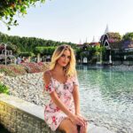Giovanna Chaves Instagram - Dia de ir no topo do prédio mais alto do mundo, Burj Khalifa e também conhecer o Miracle garden 🤍 Agendei todos os meus passeios com a @es_explorer que é a agência de intercâmbio da minha escola @es_dubai e você sendo estudante tem desconto também. Mostrei tudo nos stories! Meu último dia aqui 💔 #dubai #intercambio #burjkhalifadubai #fy @nci.intercambio Burj Khalifa, Dubai Fontain