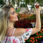 Giovanna Chaves Instagram - Dia de ir no topo do prédio mais alto do mundo, Burj Khalifa e também conhecer o Miracle garden 🤍 Agendei todos os meus passeios com a @es_explorer que é a agência de intercâmbio da minha escola @es_dubai e você sendo estudante tem desconto também. Mostrei tudo nos stories! Meu último dia aqui 💔 #dubai #intercambio #burjkhalifadubai #fy @nci.intercambio Burj Khalifa, Dubai Fontain