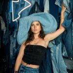 Giovanna Grigio Instagram - Os closes no stand de POOL JEANS no #LollaBr vieram com tudo! 🫶 E POOL JEANS by Riachuelo é muito mais que um look, é moda, circular, sustentável. Vem visitar também! #RiachuNoLolla #LollaBR