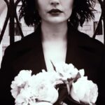 Gonca Vuslateri Instagram – İnsan bazen Cioran’ın dediği gibi ‘gözleri içine düşmüş kırık bir kukla”ya dönüşür uykusunda..
Uzun zamandır okşanmamış bir oyuncak gibi
Dağınık yatağın bazasında plastik ve pudra karışımı bir koku yayarak,
Gülümsersiniz sadece..

Sadece gülümsersiniz.. oradan doğruca çöp kutusuna gitseniz bile.

İçinizdeki müziği, yüzünüze vuran ışığın mühürünü
Alamasınlar sizden..

Bir şarkıyla,
Eşlikteyim ben de.

#sezenaksu #doğanduru #hepbiseyeksik 
💫