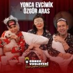 Gonca Vuslateri Instagram - Herkese merhaba, Hazır Değilsen Başlayalım’a hepiniz hoş geldiniz✨ Gerçekten hiç ama hiç hazır olmayan konuklarımda bugün tam bir doksanlar patlaması yaşıyoruz, Yonca Evcimik ve Özgür Aras👏🏻 Yonca ve Özgür ile neler yaptık; tabii ki bu Yonca Evcimik ve Özgür Aras rüzgarının nasıl başladığından bahsettik. Yonca’nın Abone furyasından, Özgür’ün dokunuşu olan mükemmel starlardan bahsettik. Bu 30 yıllık dostluktan, küçük tatlı sarhoşluk anılarından konuştuk da konuştuk🎙️Biz çok koyu sohbetlere girdik.👀 Çayınız kahveniz hazırsa start’a basabilirsiniz.☕ İyi seyirler!