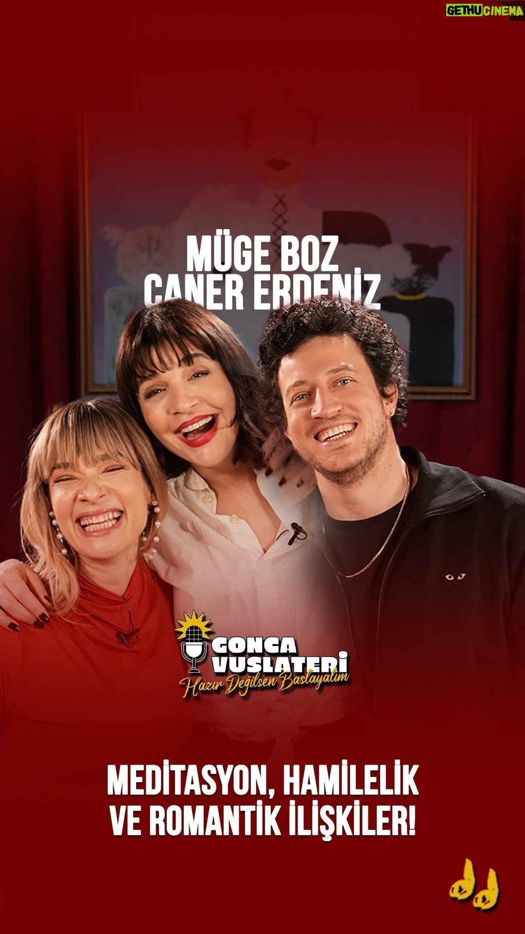 Gonca Vuslateri Instagram - Aşuk ile Maşuk ‘dan harika bir yayın! ⭐️ Hadi gülmeye !🧿 @mugeboz 👑 @canererdeniz Herkese merhaba, Hazır Değilsen Başlayalım’a hepiniz hoş geldiniz✨ Gerçekten hiç ama hiç hazır olmayan konuklarımda bugün mükemmel renkli bir çift, Müge Boz ve Caner Erdeniz👏🏻 Müge ve Caner ile neler yaptık; tabii ki Müge ile iki hamile olarak yaşadığımız bu süreçten biraz bahsettik. Bu renkli çiftimizin bazen yaşadığı çatışma sebeplerinden, nesil çatışmalarından bahsettik. Cenazemize Hoş Geldiniz filminde Müge’ye yapılan plastik makyajdan, çiftimizin tanışma hikayelerinden konuştuk da konuştuk🎙️Biz çok koyu sohbetlere girdik.👀 Çayınız kahveniz hazırsa start’a basabilirsiniz.☕ İyi seyirler!