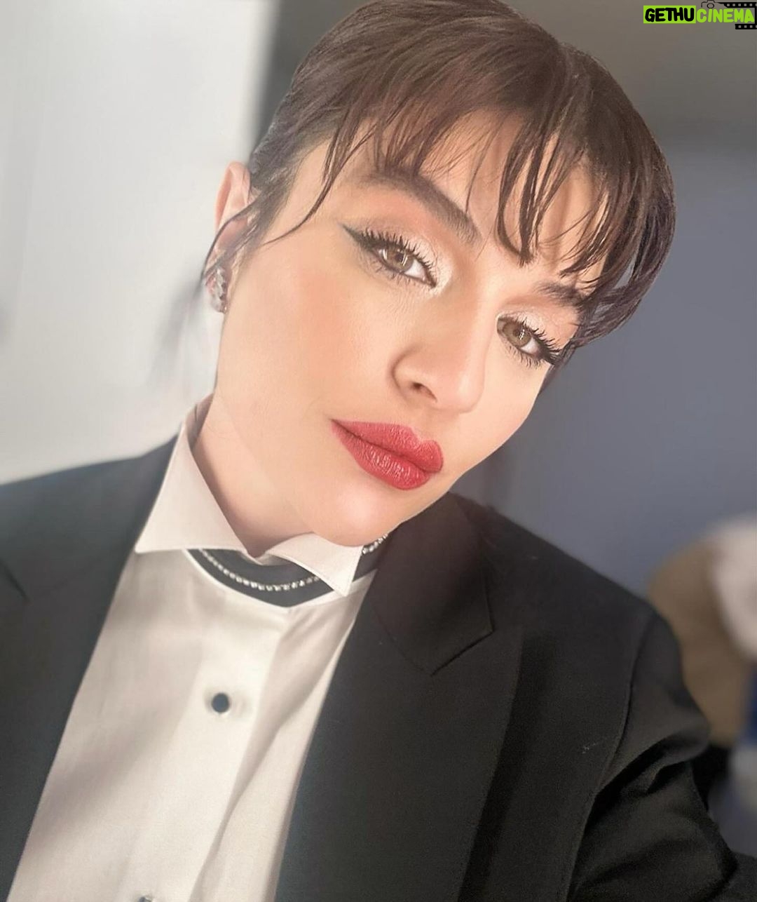 Gonca Vuslateri Instagram - Dün akşamki galada bizleri yalnız bırakmayan tüm dostlarıma, menajerlerim @mustafaayata 🫶🏼 @belizbaran ‘a 🌹 , saç ve makyajım için sevgili @bybatuhanuncuu ‘ya, elbette @youtube @hazirdegilsenbaslayalim programımın yapım şirketi @sinerjiofficial @emrebuyuksoy ‘a @feraykarakaya ‘ya (şahane Alper’e!) , süreçle ilgili emeği için Ayça Kardeş’e @talentco.tr ekibine, Başkanımızın şahane ekibinin sıcacık enerjisine, @simlatb ve @burakkizilhan ‘a da özellikle teşekkür etmeyi borç bilirim. Galada giydiğim muhteşem takım elbisem için sponsorum @damattween ve @suleymanorakcioglu ‘a çok teşekkür ederim🌹 birlikte nice şık resepsiyonlarda buluşmak üzere🌹 Almanya galamız için tasarlanan muhteşem elbise tasarımım için tasarlanan, Türkiye basın açıklamasında da giydiğim @hakanakkaya tasarımına hayran kaldım bir kez daha. Teşekkürler Hakan.. birlikte nicelerine🌹 Şimdi izleme sırası sevgili seyircimizde.. Teşekkürler @alikoc.1907 Teşekkürler @apooguz Teşekkürler @fenerbahce Akm Büyük Salon Taksim
