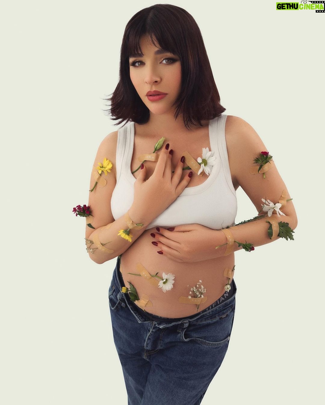 Gonca Vuslateri Instagram - Yaşamın en kıymetli hakikati olan “yeniden başlamak” ne zariftir ki şıklığını sabahları beliren bir his olmakla mühürlemiştir.. Hepinizin umutlarına şifa olsun .. Bir yeni sabah daha.. 💫 Istanbul, Turkey
