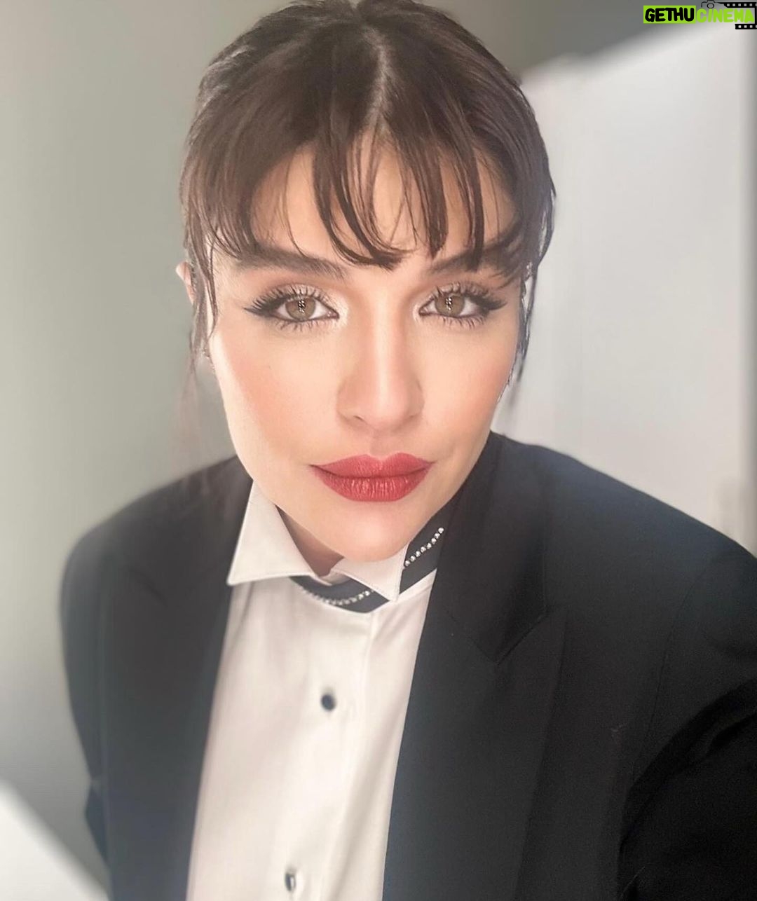 Gonca Vuslateri Instagram - Dün akşamki galada bizleri yalnız bırakmayan tüm dostlarıma, menajerlerim @mustafaayata 🫶🏼 @belizbaran ‘a 🌹 , saç ve makyajım için sevgili @bybatuhanuncuu ‘ya, elbette @youtube @hazirdegilsenbaslayalim programımın yapım şirketi @sinerjiofficial @emrebuyuksoy ‘a @feraykarakaya ‘ya (şahane Alper’e!) , süreçle ilgili emeği için Ayça Kardeş’e @talentco.tr ekibine, Başkanımızın şahane ekibinin sıcacık enerjisine, @simlatb ve @burakkizilhan ‘a da özellikle teşekkür etmeyi borç bilirim. Galada giydiğim muhteşem takım elbisem için sponsorum @damattween ve @suleymanorakcioglu ‘a çok teşekkür ederim🌹 birlikte nice şık resepsiyonlarda buluşmak üzere🌹 Almanya galamız için tasarlanan muhteşem elbise tasarımım için tasarlanan, Türkiye basın açıklamasında da giydiğim @hakanakkaya tasarımına hayran kaldım bir kez daha. Teşekkürler Hakan.. birlikte nicelerine🌹 Şimdi izleme sırası sevgili seyircimizde.. Teşekkürler @alikoc.1907 Teşekkürler @apooguz Teşekkürler @fenerbahce Akm Büyük Salon Taksim