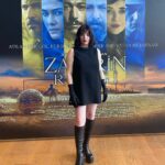 Gonca Vuslateri Instagram – Dün akşamki galada bizleri yalnız bırakmayan tüm dostlarıma, menajerlerim @mustafaayata 🫶🏼 @belizbaran ‘a 🌹 , saç ve makyajım için sevgili @bybatuhanuncuu ‘ya, elbette @youtube @hazirdegilsenbaslayalim programımın yapım şirketi @sinerjiofficial @emrebuyuksoy ‘a @feraykarakaya ‘ya (şahane Alper’e!) , süreçle ilgili emeği için Ayça Kardeş’e @talentco.tr ekibine, Başkanımızın şahane ekibinin sıcacık enerjisine, @simlatb ve @burakkizilhan ‘a da özellikle teşekkür etmeyi borç bilirim.
Galada giydiğim muhteşem takım elbisem için sponsorum @damattween ve @suleymanorakcioglu ‘a çok teşekkür ederim🌹 birlikte nice şık resepsiyonlarda buluşmak üzere🌹
Almanya galamız için tasarlanan muhteşem elbise tasarımım için tasarlanan, Türkiye basın açıklamasında da giydiğim @hakanakkaya tasarımına hayran kaldım bir kez daha.
Teşekkürler Hakan.. birlikte nicelerine🌹
Şimdi izleme sırası sevgili seyircimizde..
Teşekkürler @alikoc.1907
Teşekkürler @apooguz
Teşekkürler @fenerbahce Akm Büyük Salon Taksim