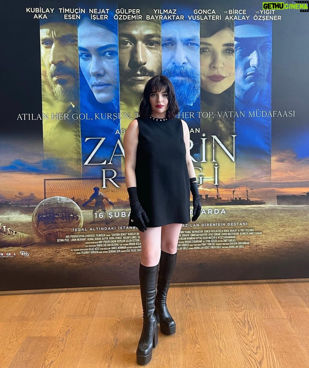 Gonca Vuslateri Instagram - Dün akşamki galada bizleri yalnız bırakmayan tüm dostlarıma, menajerlerim @mustafaayata 🫶🏼 @belizbaran ‘a 🌹 , saç ve makyajım için sevgili @bybatuhanuncuu ‘ya, elbette @youtube @hazirdegilsenbaslayalim programımın yapım şirketi @sinerjiofficial @emrebuyuksoy ‘a @feraykarakaya ‘ya (şahane Alper’e!) , süreçle ilgili emeği için Ayça Kardeş’e @talentco.tr ekibine, Başkanımızın şahane ekibinin sıcacık enerjisine, @simlatb ve @burakkizilhan ‘a da özellikle teşekkür etmeyi borç bilirim. Galada giydiğim muhteşem takım elbisem için sponsorum @damattween ve @suleymanorakcioglu ‘a çok teşekkür ederim🌹 birlikte nice şık resepsiyonlarda buluşmak üzere🌹 Almanya galamız için tasarlanan muhteşem elbise tasarımım için tasarlanan, Türkiye basın açıklamasında da giydiğim @hakanakkaya tasarımına hayran kaldım bir kez daha. Teşekkürler Hakan.. birlikte nicelerine🌹 Şimdi izleme sırası sevgili seyircimizde.. Teşekkürler @alikoc.1907 Teşekkürler @apooguz Teşekkürler @fenerbahce Akm Büyük Salon Taksim