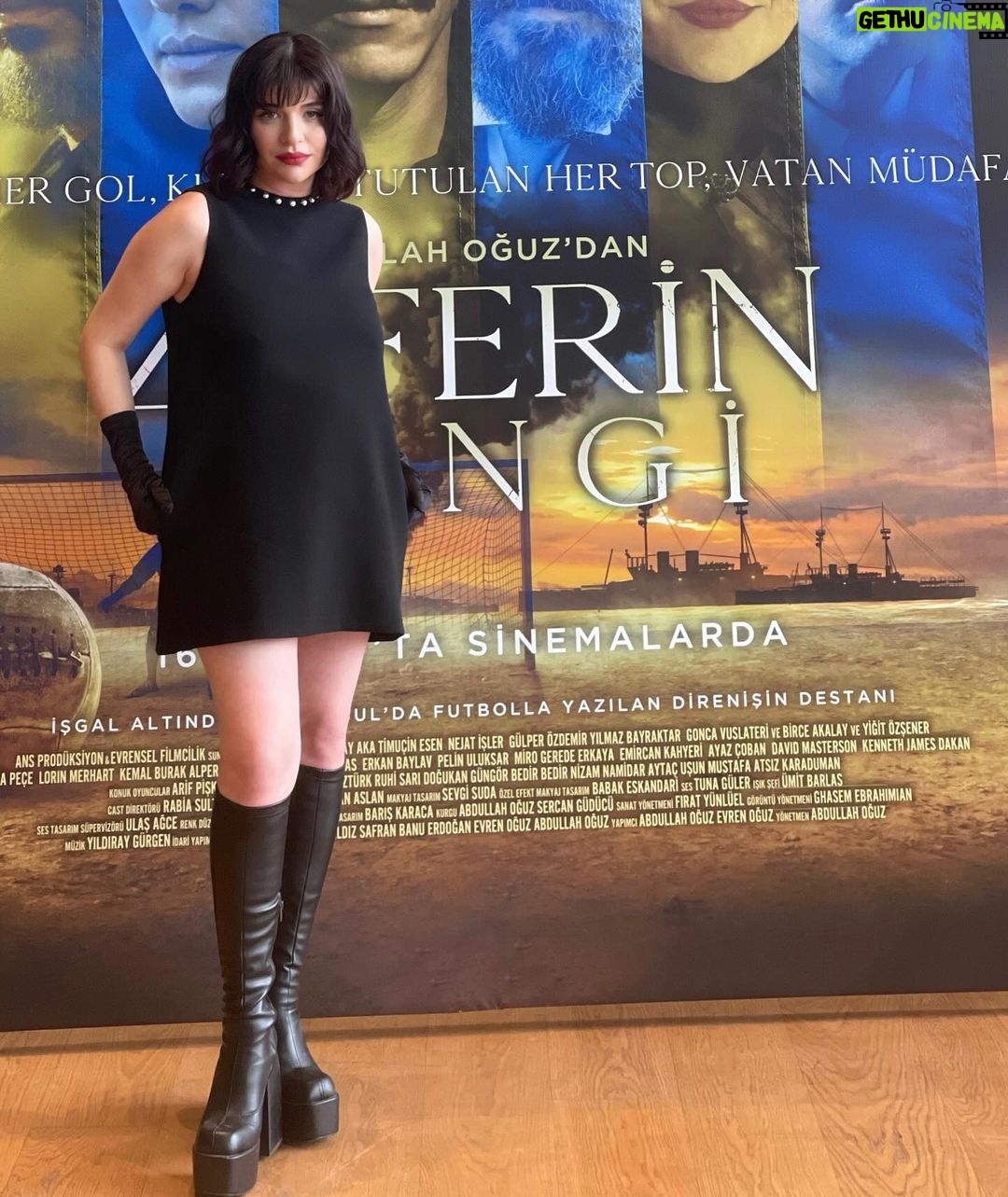 Gonca Vuslateri Instagram - Dün akşamki galada bizleri yalnız bırakmayan tüm dostlarıma, menajerlerim @mustafaayata 🫶🏼 @belizbaran ‘a 🌹 , saç ve makyajım için sevgili @bybatuhanuncuu ‘ya, elbette @youtube @hazirdegilsenbaslayalim programımın yapım şirketi @sinerjiofficial @emrebuyuksoy ‘a @feraykarakaya ‘ya (şahane Alper’e!) , süreçle ilgili emeği için Ayça Kardeş’e @talentco.tr ekibine, Başkanımızın şahane ekibinin sıcacık enerjisine, @simlatb ve @burakkizilhan ‘a da özellikle teşekkür etmeyi borç bilirim. Galada giydiğim muhteşem takım elbisem için sponsorum @damattween ve @suleymanorakcioglu ‘a çok teşekkür ederim🌹 birlikte nice şık resepsiyonlarda buluşmak üzere🌹 Almanya galamız için tasarlanan muhteşem elbise tasarımım için tasarlanan, Türkiye basın açıklamasında da giydiğim @hakanakkaya tasarımına hayran kaldım bir kez daha. Teşekkürler Hakan.. birlikte nicelerine🌹 Şimdi izleme sırası sevgili seyircimizde.. Teşekkürler @alikoc.1907 Teşekkürler @apooguz Teşekkürler @fenerbahce Akm Büyük Salon Taksim