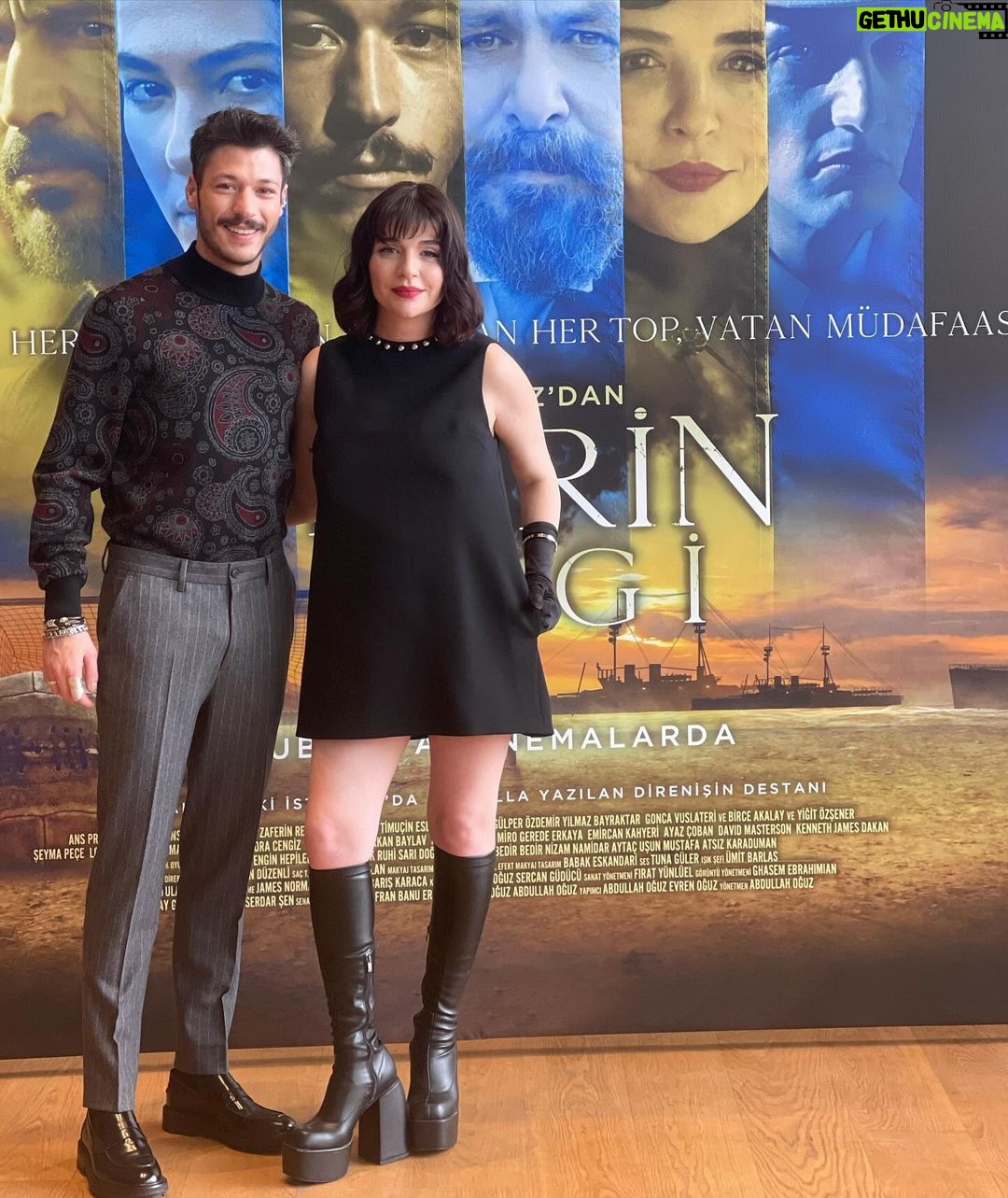 Gonca Vuslateri Instagram - Dün akşamki galada bizleri yalnız bırakmayan tüm dostlarıma, menajerlerim @mustafaayata 🫶🏼 @belizbaran ‘a 🌹 , saç ve makyajım için sevgili @bybatuhanuncuu ‘ya, elbette @youtube @hazirdegilsenbaslayalim programımın yapım şirketi @sinerjiofficial @emrebuyuksoy ‘a @feraykarakaya ‘ya (şahane Alper’e!) , süreçle ilgili emeği için Ayça Kardeş’e @talentco.tr ekibine, Başkanımızın şahane ekibinin sıcacık enerjisine, @simlatb ve @burakkizilhan ‘a da özellikle teşekkür etmeyi borç bilirim. Galada giydiğim muhteşem takım elbisem için sponsorum @damattween ve @suleymanorakcioglu ‘a çok teşekkür ederim🌹 birlikte nice şık resepsiyonlarda buluşmak üzere🌹 Almanya galamız için tasarlanan muhteşem elbise tasarımım için tasarlanan, Türkiye basın açıklamasında da giydiğim @hakanakkaya tasarımına hayran kaldım bir kez daha. Teşekkürler Hakan.. birlikte nicelerine🌹 Şimdi izleme sırası sevgili seyircimizde.. Teşekkürler @alikoc.1907 Teşekkürler @apooguz Teşekkürler @fenerbahce Akm Büyük Salon Taksim