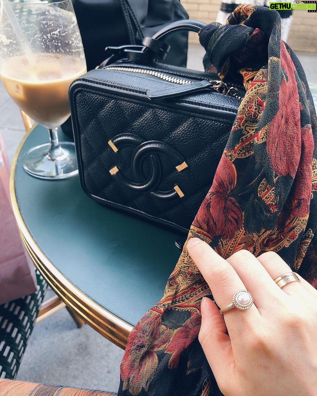 Goo Ha-ra Instagram - ☕️皆ん私のこと愛してくれますか🥰 私は皆んの愛をもらうのが大好き,私も皆ん愛してるよ💕 表参道ヒルズ(OMOTESANDO HILLS)