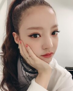 Goo Ha-ra Instagram - 어린 나이 시절 때부터 활동하는 동안 지나 온 수많은 악플과 심적인 고통으로 많이 상처 받아왔습니다. 아직 어린나이임에도 불구하고 안검하수를 하는 덴 다 이유가 있겠죠.. 오른쪽 눈에 불편함 때문에 제 자신을 아프지않게 돌보려고 하는 이유 중 하나입니다. 그렇지만 이제는 제 자신을 위해서라도 당당한 건 당당하다고 말하는게 맞다고 생각이 듭니다. 단 한번도 악플에 대해 대처를 해야겠다라는 생각은 하지않았습니다. 저도 하루하루 열심히 살고 있는 사람 입니다 어떤 모습이든 한 번이라도 곱게 예쁜 시선으로 봐주셨으면 좋겠습니다 앞으로도 노력하는 모습, 행동으로 책임지는 사람으로 열심히 활동하는 모습 보여드리겠습니다 ! 감기 조심하세요.