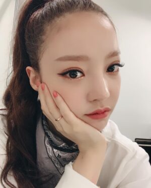 Goo Ha-ra Instagram - 어린 나이 시절 때부터 활동하는 동안 지나 온 수많은 악플과 심적인 고통으로 많이 상처 받아왔습니다. 아직 어린나이임에도 불구하고 안검하수를 하는 덴 다 이유가 있겠죠.. 오른쪽 눈에 불편함 때문에 제 자신을 아프지않게 돌보려고 하는 이유 중 하나입니다. 그렇지만 이제는 제 자신을 위해서라도 당당한 건 당당하다고 말하는게 맞다고 생각이 듭니다. 단 한번도 악플에 대해 대처를 해야겠다라는 생각은 하지않았습니다. 저도 하루하루 열심히 살고 있는 사람 입니다 어떤 모습이든 한 번이라도 곱게 예쁜 시선으로 봐주셨으면 좋겠습니다 앞으로도 노력하는 모습, 행동으로 책임지는 사람으로 열심히 활동하는 모습 보여드리겠습니다 ! 감기 조심하세요.