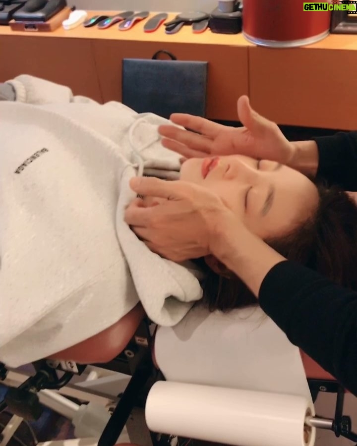 Goo Ha-ra Instagram - 관리의 중요성 !! 몸과 얼굴의 발란스가 맞아야 에너지가 생기는 법 !!!!!!!!!얼굴비대칭 턱관절 얼굴축소 골반 척추교정 10년 동안 쭉 꾸준히 관리 받은 나의 건강 운동 중 하나 카이로프라틱과 다른 차원 #크라니오1618 ❤️❤️❤️❤️❤️❤️❤️❤️❤️❤️더 건강한 내가 되어야지 🤟