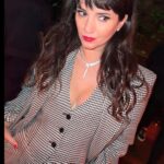 Griselda Siciliani Instagram - Anoche, fin de rodaje 💃🏻💋🍷🎉🍾🎬 Estilismo @rominagiangreco para @rfgstylecoaching Pelo @cristianreystyle makeup @claritastorninimakeup Traje @nerattaoficial Joyas @furmanjewels Clutch @soyodraz