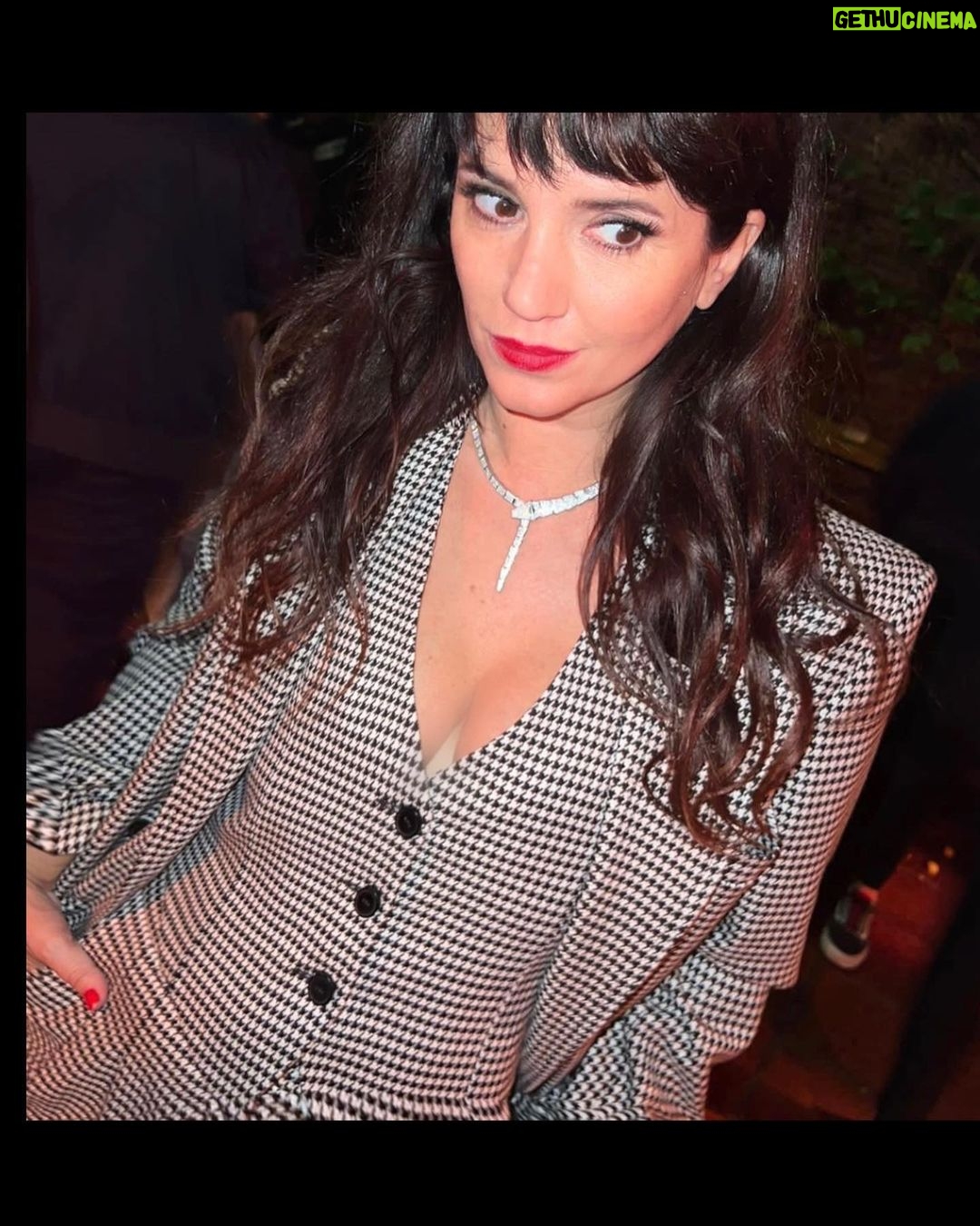 Griselda Siciliani Instagram - Anoche, fin de rodaje ππ»ππ·ππΎπ¬ Estilismo @rominagiangreco para @rfgstylecoaching Pelo @cristianreystyle makeup @claritastorninimakeup Traje @nerattaoficial Joyas @furmanjewels Clutch @soyodraz