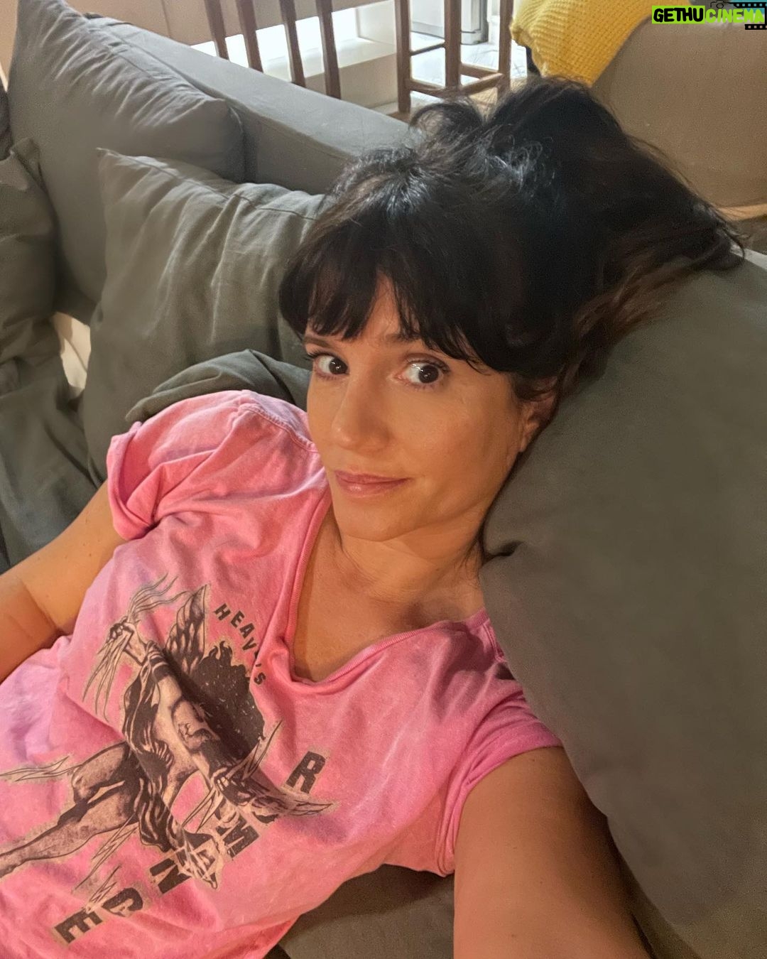 Griselda Siciliani Instagram - Es viernes y tu cuerpo sabe que mañana, sábado, filmas a las 7 am 🎬 Terminando la quinta semana de rodaje, cansada y feliz .💫 Vaya a dormir señora!