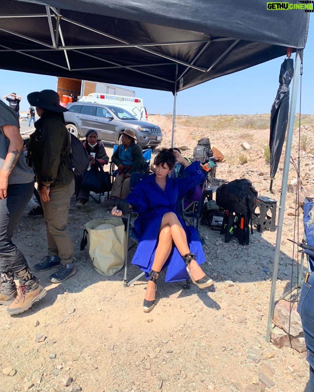 Griselda Siciliani Instagram - B A R D O Algunas imágenes detrás de una de las escenas y el recuerdo de ver amanecer en el desierto durante una semana con todo el equipo 🙏🏻🙌🏻🤍 16 de diciembre @bardomovie en @netflix