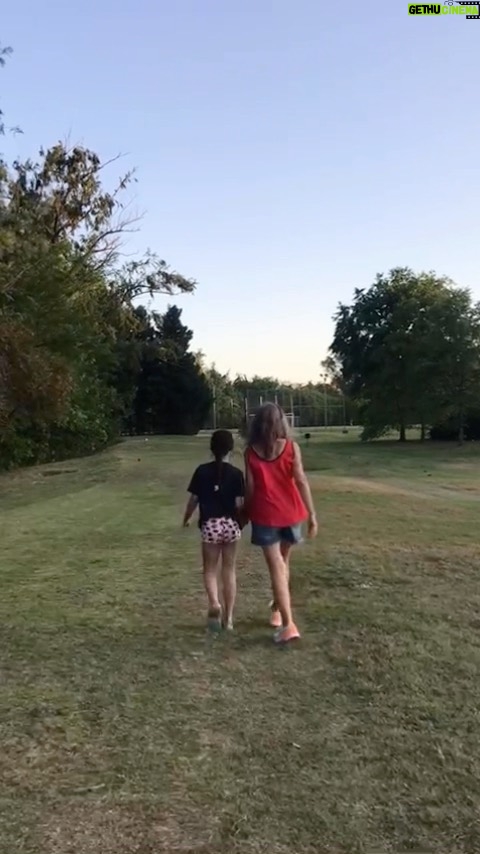 Griselda Siciliani Instagram - Mi hija y mi Mamá… caminan de la mano y hablan de sus cosas.Se ríen se aman… Y Yo a ellas🙏🏻❤️❤️❤️ Buenos Aires, Argentina