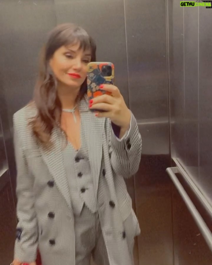 Griselda Siciliani Instagram - Anoche, fin de rodaje ππ»ππ·ππΎπ¬ Estilismo @rominagiangreco para @rfgstylecoaching Pelo @cristianreystyle makeup @claritastorninimakeup Traje @nerattaoficial Joyas @furmanjewels Clutch @soyodraz