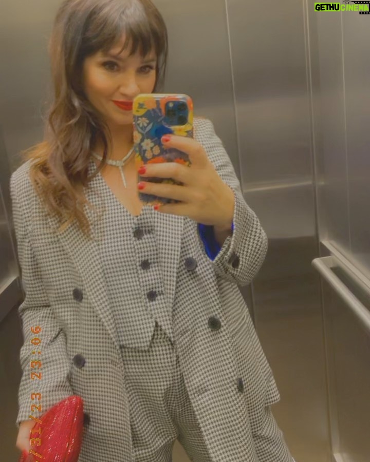 Griselda Siciliani Instagram - Anoche, fin de rodaje ππ»ππ·ππΎπ¬ Estilismo @rominagiangreco para @rfgstylecoaching Pelo @cristianreystyle makeup @claritastorninimakeup Traje @nerattaoficial Joyas @furmanjewels Clutch @soyodraz