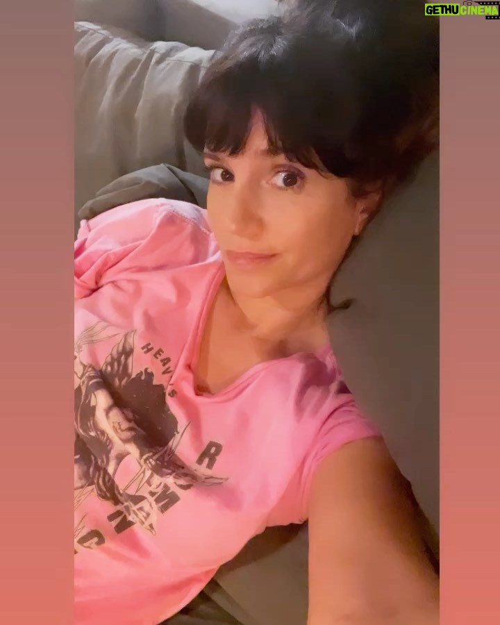 Griselda Siciliani Instagram - Es viernes y tu cuerpo sabe que mañana, sábado, filmas a las 7 am 🎬 Terminando la quinta semana de rodaje, cansada y feliz .💫 Vaya a dormir señora!