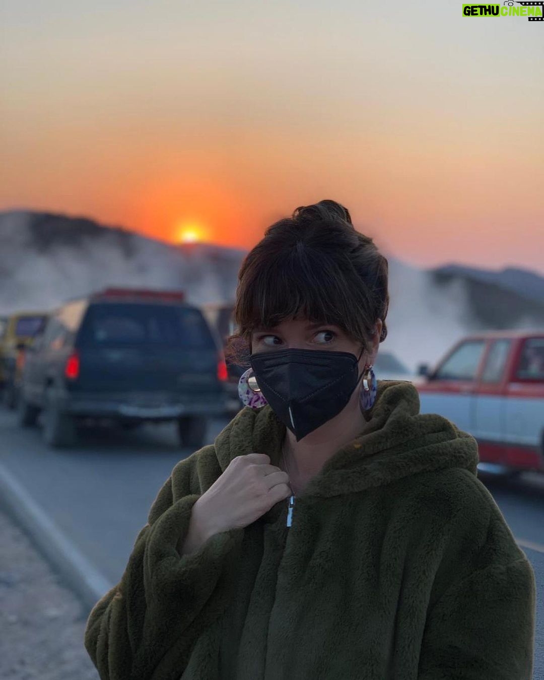 Griselda Siciliani Instagram - B A R D O Algunas imágenes detrás de una de las escenas y el recuerdo de ver amanecer en el desierto durante una semana con todo el equipo 🙏🏻🙌🏻🤍 16 de diciembre @bardomovie en @netflix