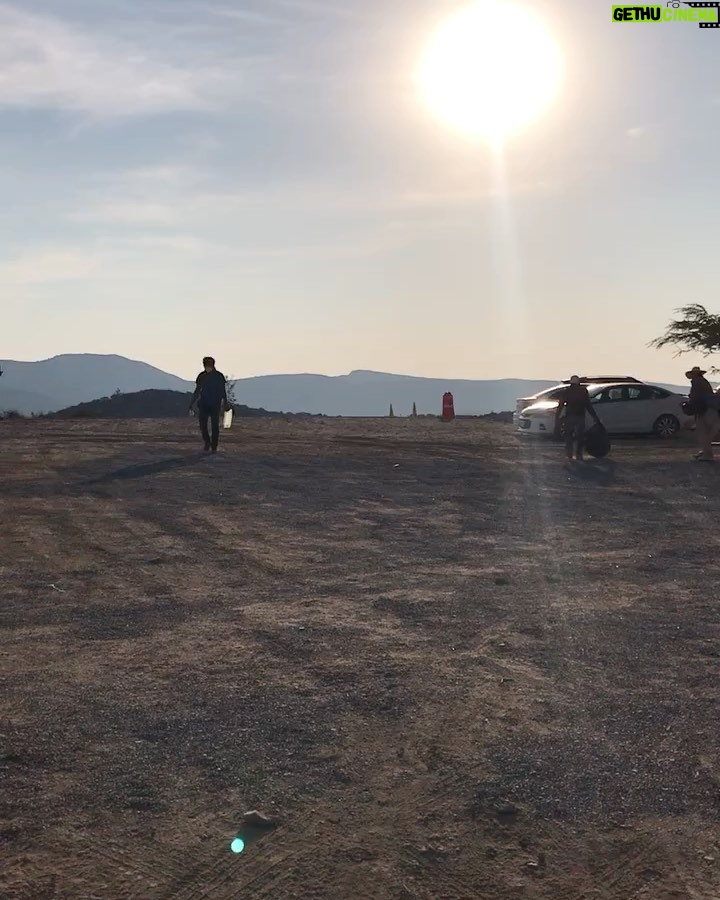 Griselda Siciliani Instagram - B A R D O Algunas imágenes detrás de una de las escenas y el recuerdo de ver amanecer en el desierto durante una semana con todo el equipo 🙏🏻🙌🏻🤍 16 de diciembre @bardomovie en @netflix