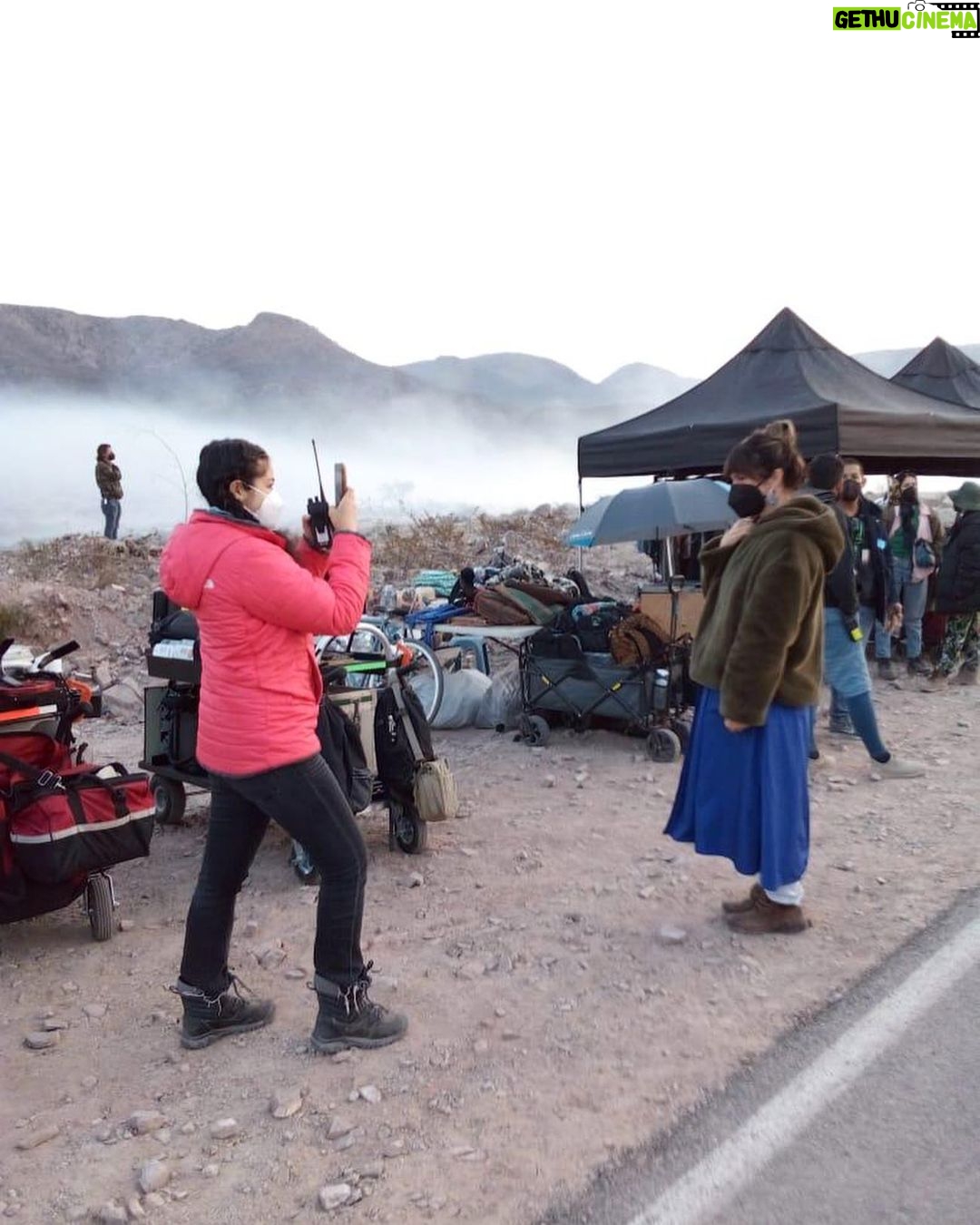 Griselda Siciliani Instagram - B A R D O Algunas imágenes detrás de una de las escenas y el recuerdo de ver amanecer en el desierto durante una semana con todo el equipo 🙏🏻🙌🏻🤍 16 de diciembre @bardomovie en @netflix